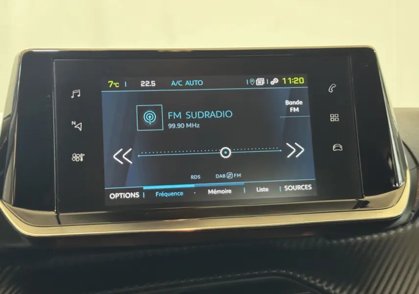 Écran tactile central 7 pouces de la Peugeot 208 électrique Active Business, affichant la radio FM sur fond noir.