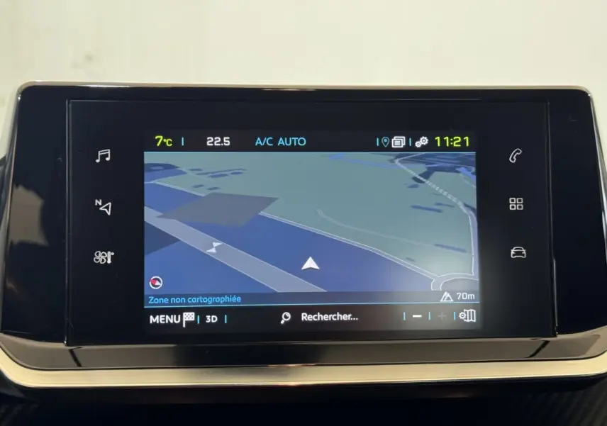 Écran tactile central du système de navigation de la Peugeot 208 électrique Active Business, affichage carte en intérieur.