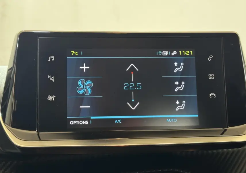 Écran tactile central de la climatisation affichant 22,5°C dans une Peugeot 208 électrique Active Business.