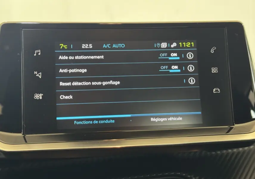 Écran tactile central de la Peugeot 208 électrique montrant les réglages d’aide à la conduite, vue rapprochée intérieure.