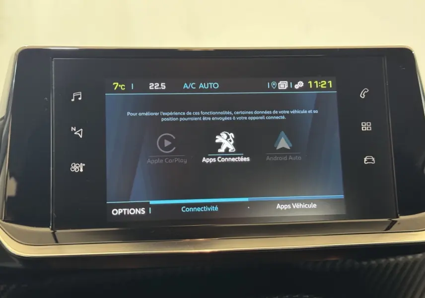 Écran tactile central de la Peugeot 208 électrique Active Business affichant les options de connectivité Apple CarPlay et Android Auto.