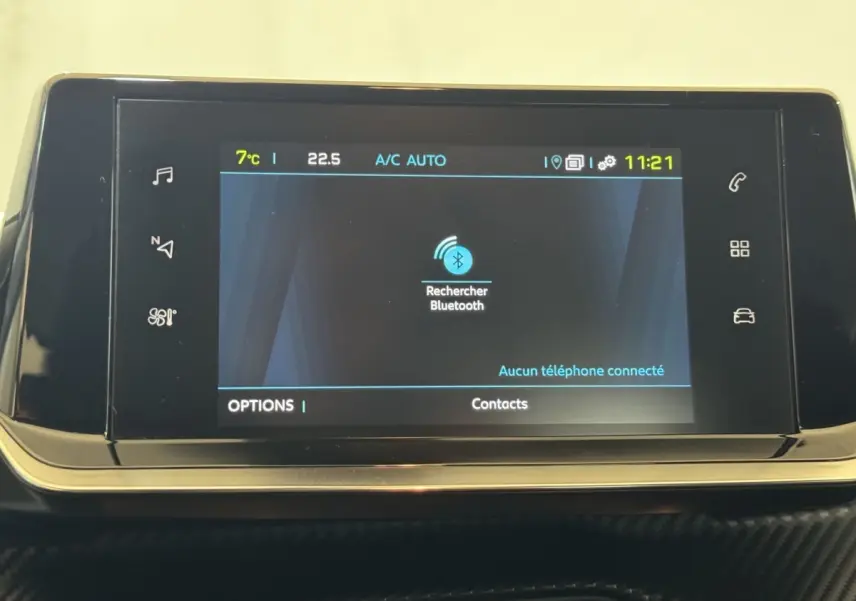 Écran tactile central de la Peugeot 208 électrique Active Business affichant la recherche Bluetooth, vue de face.