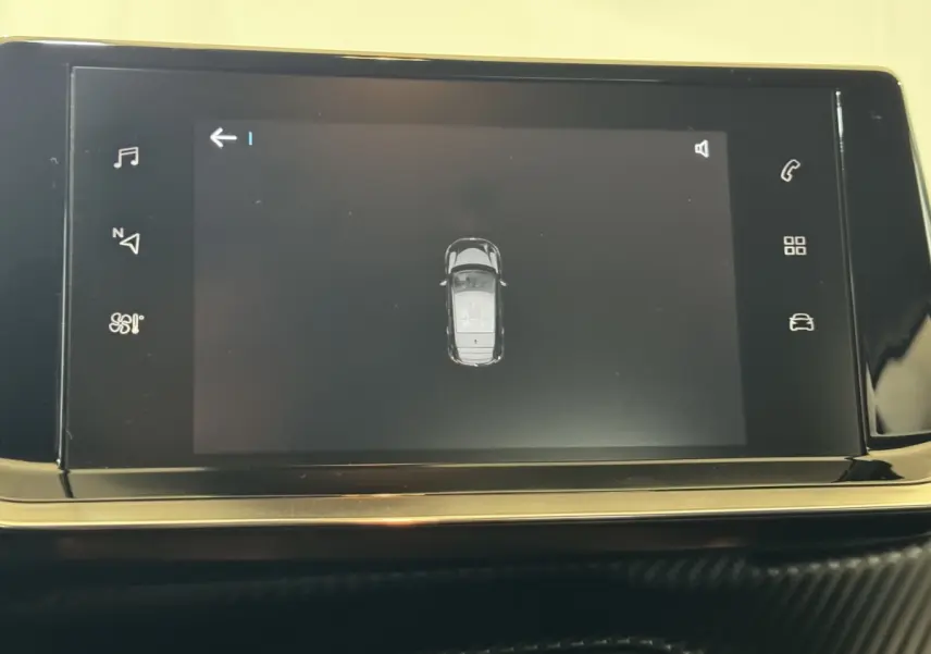 Écran tactile central de la Peugeot 208 électrique montrant la vue aérienne du véhicule en noir.