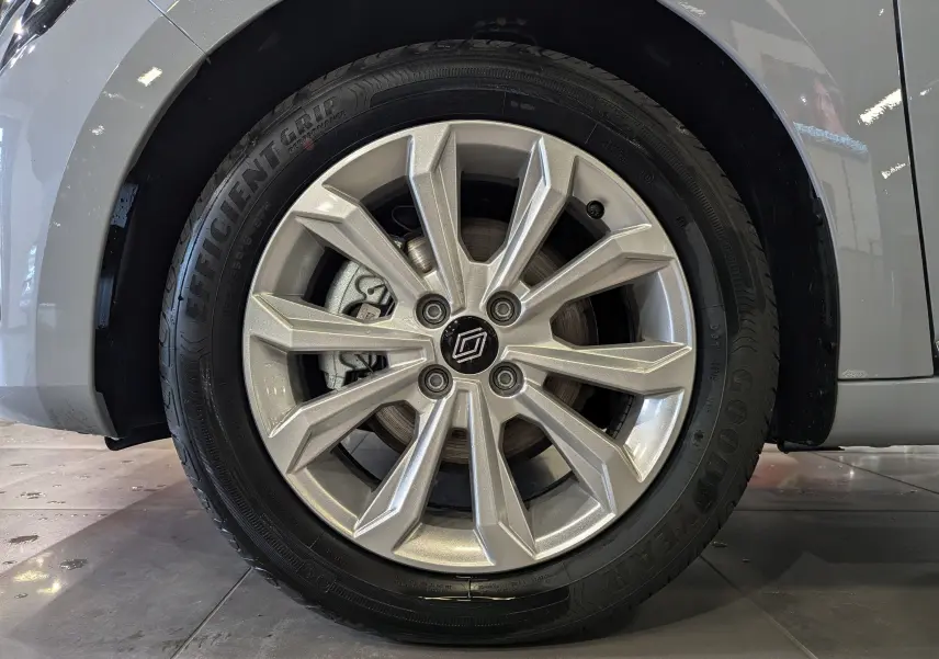 Gros plan sur la roue avant droite d'une Renault Clio V gris Rafale avec jante alliage 16 pouces au design moderne.