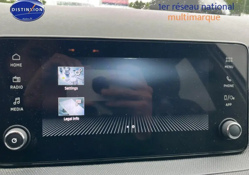 Écran tactile central de la Skoda Fabia blanche 2025, affichant le menu des réglages et infos légales.