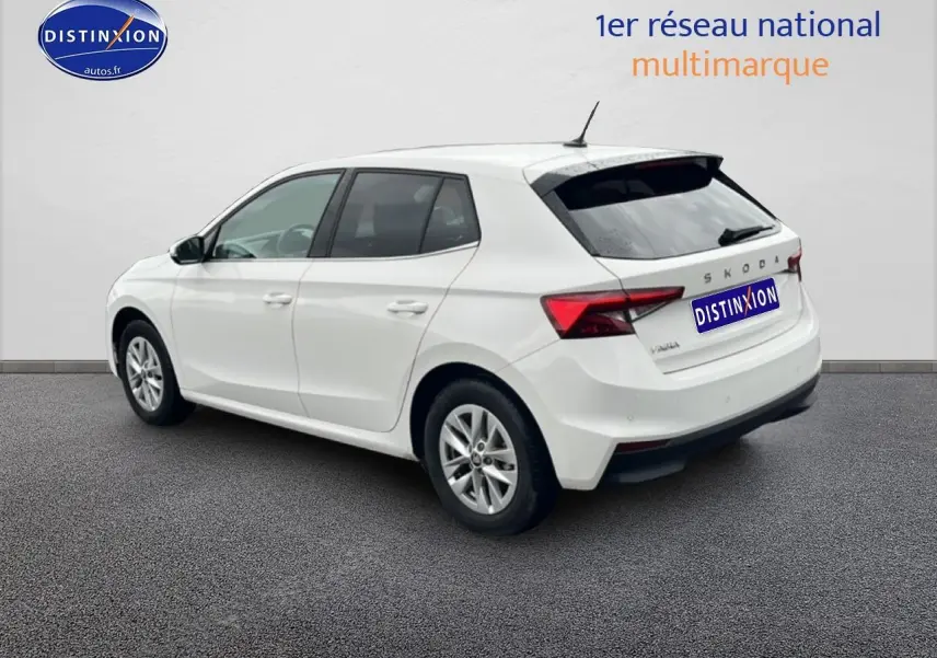 Vue 3/4 arrière droite d'une Skoda Fabia blanche 2025 avec jantes alliage et feux arrière LED.