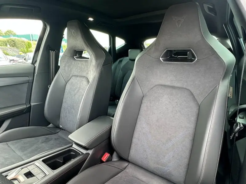 Vue intérieure rapprochée des sièges avant sport en textile et TEP noir du CUPRA Formentor 2.0 TDI 150ch V DSG7 2025.