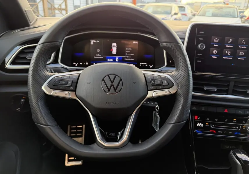 Vue rapprochée du volant cuir noir R-Line et du tableau de bord digital du Volkswagen T-Roc 2025.
