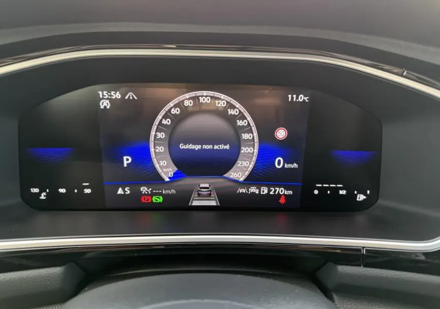 Tableau de bord digital du Volkswagen T-Roc 2025 affichant la vitesse à 0 km/h et la température extérieure à 11°C.