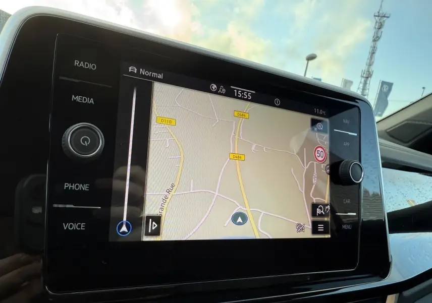 Écran tactile central du système de navigation Discover Media dans un Volkswagen T-Roc 2025, vue intérieure.