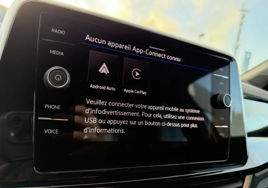 Écran tactile central du système d'infodivertissement Volkswagen T-Roc affichant les options Android Auto et Apple CarPlay.