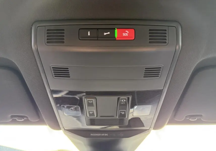Vue intérieure du plafonnier noir du Volkswagen T-Roc 2025 avec boutons SOS et éclairage intégré.