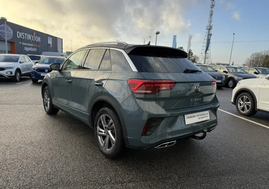 Volkswagen T-Roc bleu en 3/4 arrière droit avec attelage amovible et jantes alliage gris galvanisé.
