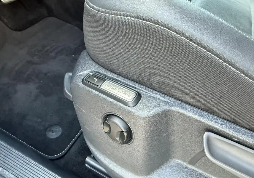 Détail du réglage manuel du siège conducteur Ergoactive noir du Volkswagen T-Roc 2025, côté gauche.