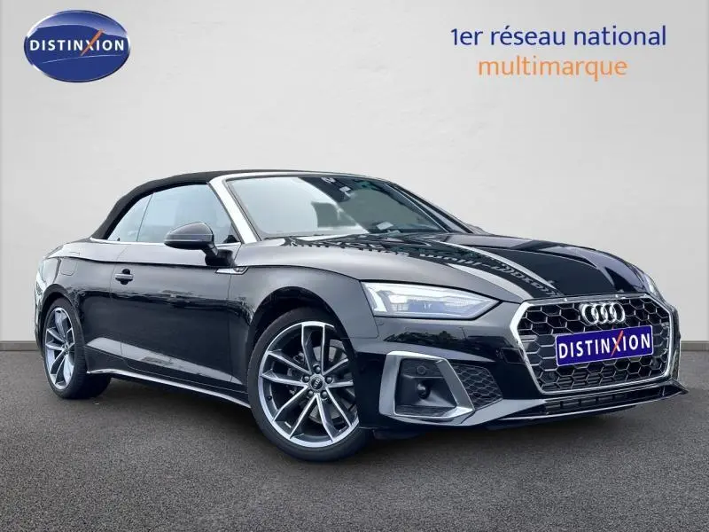 Audi A5 Cabriolet noir brillant vue 3/4 avant avec capote noire et jantes alu distinctives.