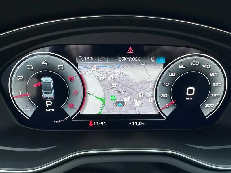 Tableau de bord numérique de l'Audi A5 Cabriolet 35 TFSI, affichant la navigation et compte-tours à gauche, vitesse à droite.