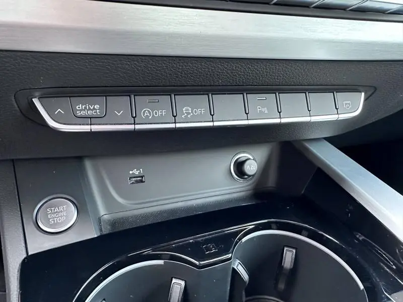 Vue rapprochée de la console centrale de l'Audi A5 Cabriolet 35 TFSI 2023, boutons de contrôle et prise 12V visibles