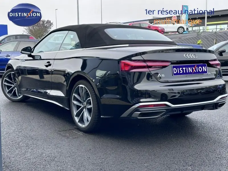 Audi A5 Cabriolet noir brillant vue 3/4 arrière droit avec capote noire et jantes alu distinctives
