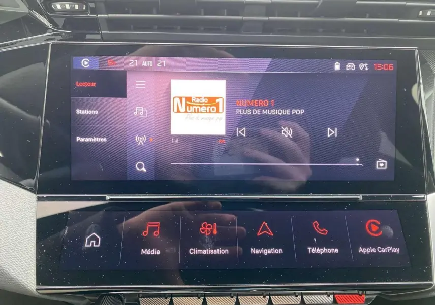 Écran tactile central de la Peugeot 308 GT 2022 montrant l'interface radio et les commandes multimédia en plan rapproché.