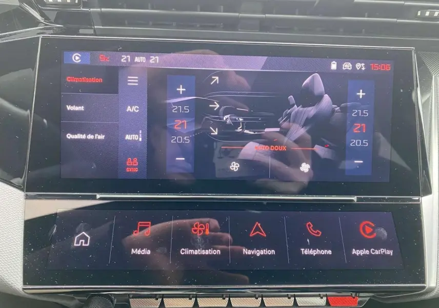 Écran tactile central de la Peugeot 308 GT 2022 montrant la climatisation avec interface moderne et commandes digitales.