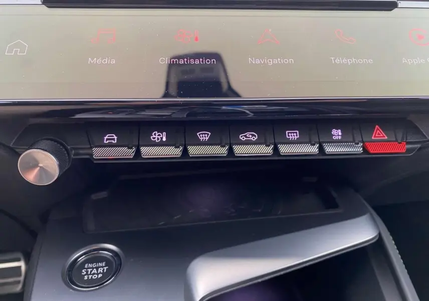 Tableau de bord de Peugeot 308 GT 2022 avec commandes tactiles et bouton start/stop en vue rapprochée.