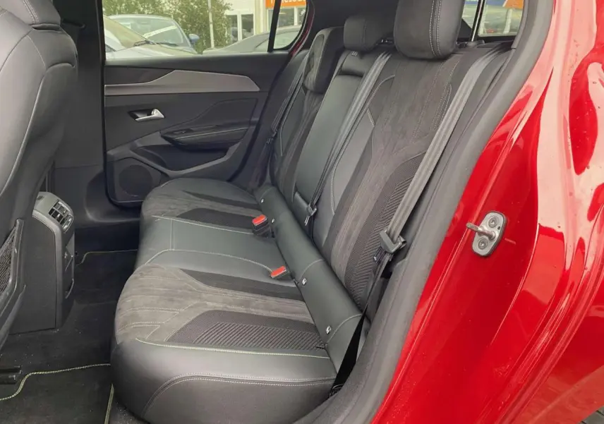 Vue intérieure côté droit sur la banquette arrière en cuir et alcantara de la Peugeot 308 rouge Elixir 2022.