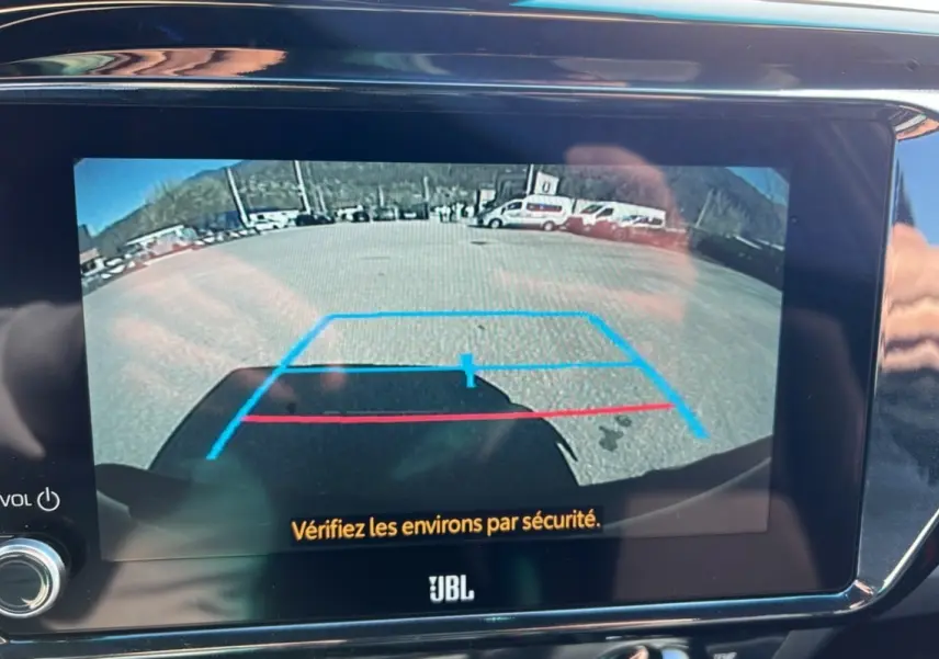 Écran de caméra de recul du Toyota Hilux 2025 bronze impérial montrant l'arrière du véhicule avec lignes de guidage colorées.