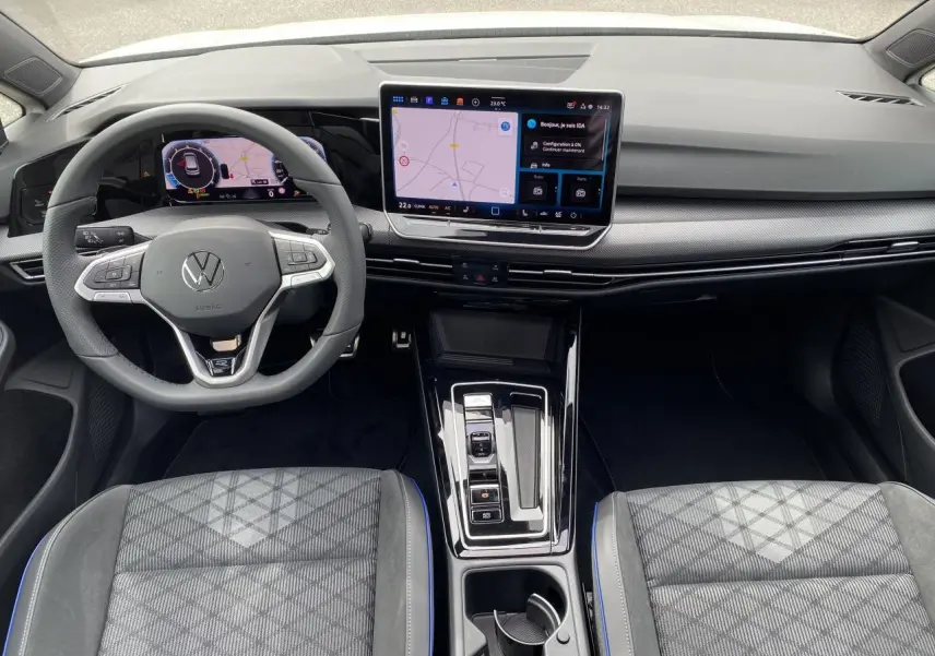 Vue intérieure avant du tableau de bord et volant cuir multifonctions de la Volkswagen Golf 1.5 eTSI R-Line 2025.
