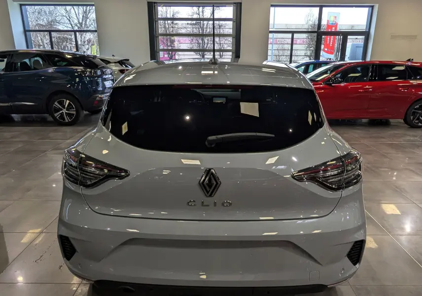 Vue arrière de la Renault Clio V gris Rafale 2025, mettant en valeur ses feux LED et lunette arrière teintée.