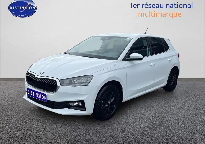 SKODA Fabia blanche vue en 3/4 avant droit avec jantes noires et calandre chromée sur fond neutre.