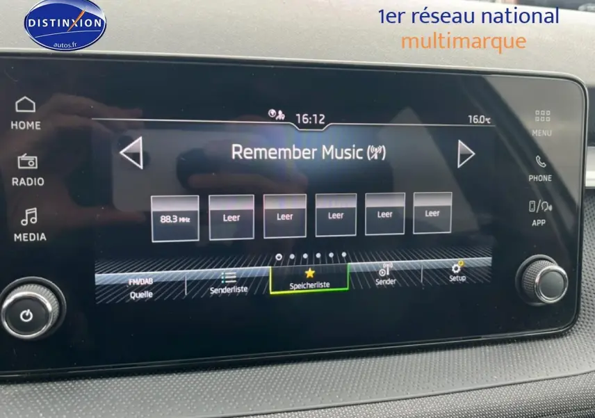 Écran tactile central du tableau de bord de la Skoda Fabia blanche 2025 affichant la radio FM à 16h12.