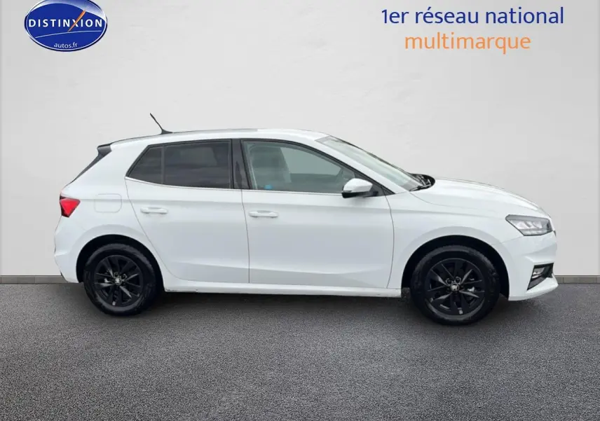 Vue de profil côté gauche d'une Skoda Fabia blanche 2025 avec jantes noires et vitres teintées.
