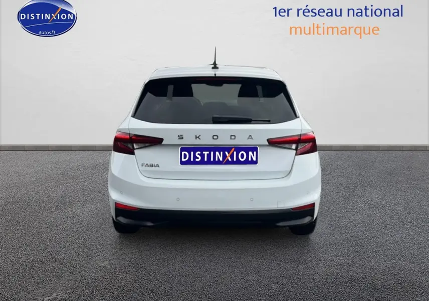 Vue arrière d'une Skoda Fabia blanche 2025 avec feux arrière LED et logo SKODA visible sur un fond neutre.