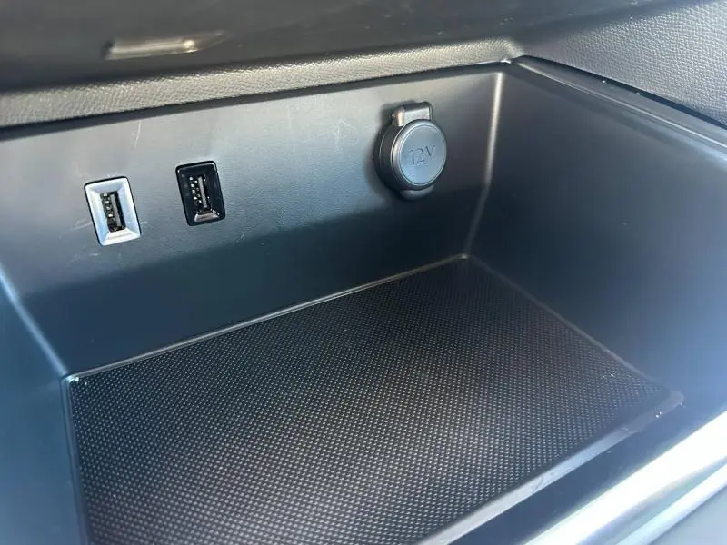 Gros plan sur la console centrale du Citroën C5 Aircross 2025 avec prises USB et prise 12V intégrées.