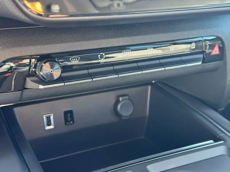 Détail de la console centrale du Citroën C5 Aircross 2025, montrant les commandes tactiles et prises USB en finition noire.