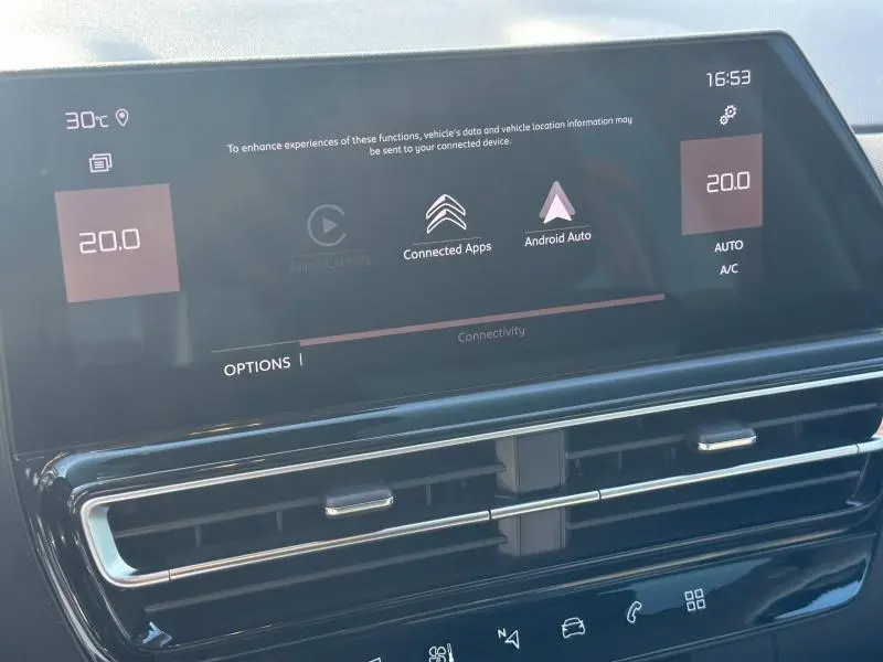 Gros plan sur l'écran tactile central du Citroën C5 Aircross 2025 avec affichage de la climatisation et connectivité Android Auto.