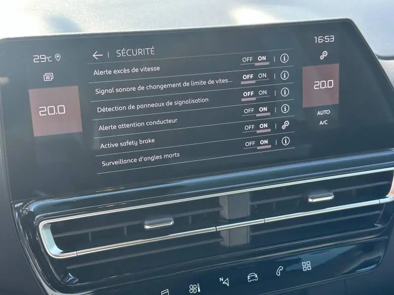 Écran tactile central du tableau de bord du Citroën C5 Aircross 2025 affichant les réglages de sécurité et la climatisation à 20°C.