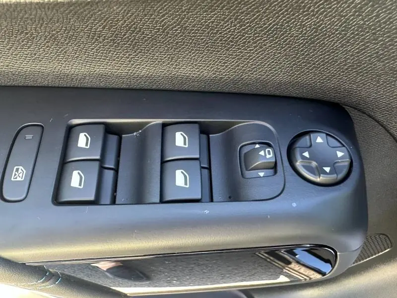 Panneau de commandes des vitres et rétroviseurs côté gauche intérieur du Citroën C5 Aircross 2025 Noir Perla Nera.