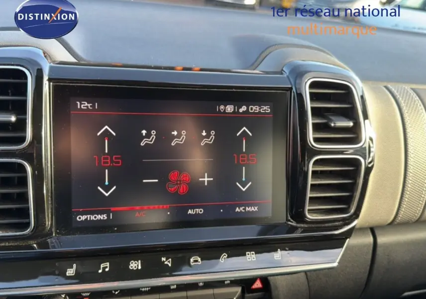Vue rapprochée de l’écran tactile central du tableau de bord du Citroën C5 Aircross gris, affichant la climatisation automatique.