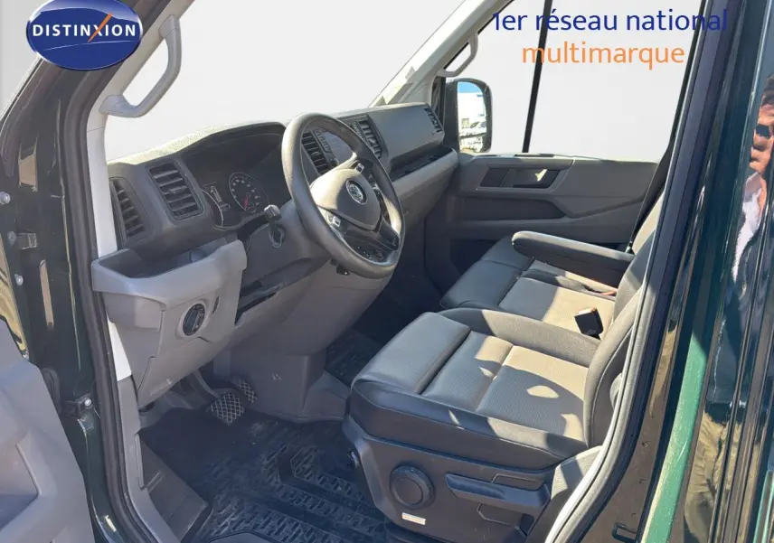 Intérieur avant du Volkswagen Crafter vert Ontario 2020, vue côté conducteur avec tableau de bord et sièges en tissu gris.