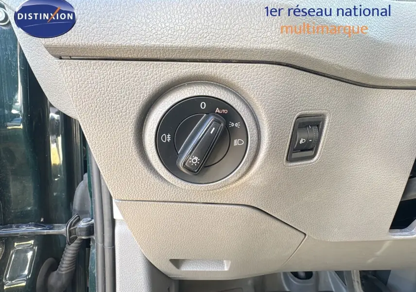 Gros plan sur le bouton de commande des phares dans l'habitacle du Volkswagen Crafter vert Ontario 2020.
