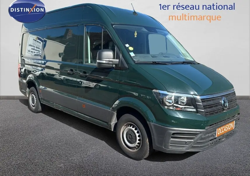 Volkswagen Crafter Fourgon vert Ontario vu en 3/4 avant droit avec calandre noire et jantes acier.
