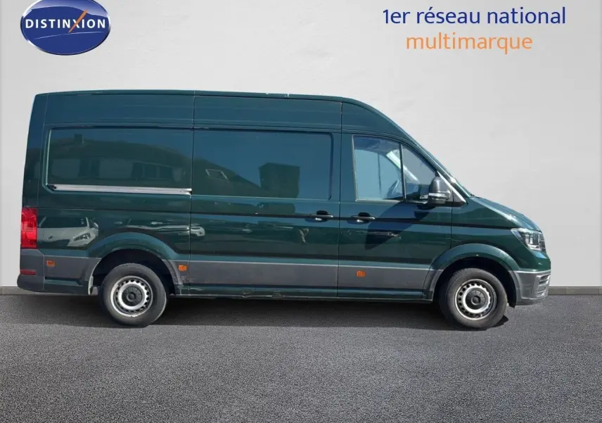 Profil droit d'un Volkswagen Crafter Fourgon vert Ontario 2020 avec grande hauteur et portes coulissantes visibles.