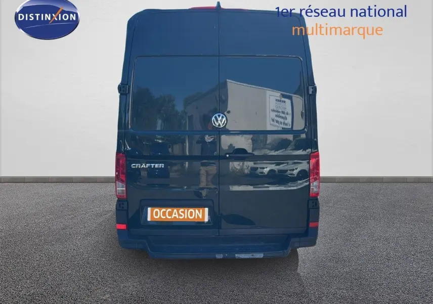 Vue arrière d'un Volkswagen Crafter fourgon vert Ontario, avec portes arrière fermées et logo visible.