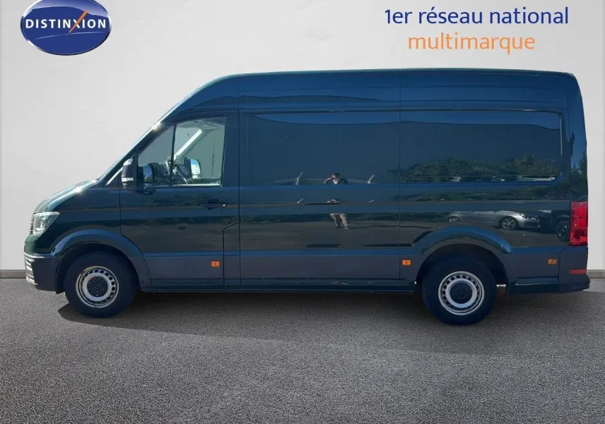 Profil côté gauche d'un Volkswagen Crafter Fourgon vert Ontario 2020, version 35 L3H3 avec jantes acier et feux arrière rouges.