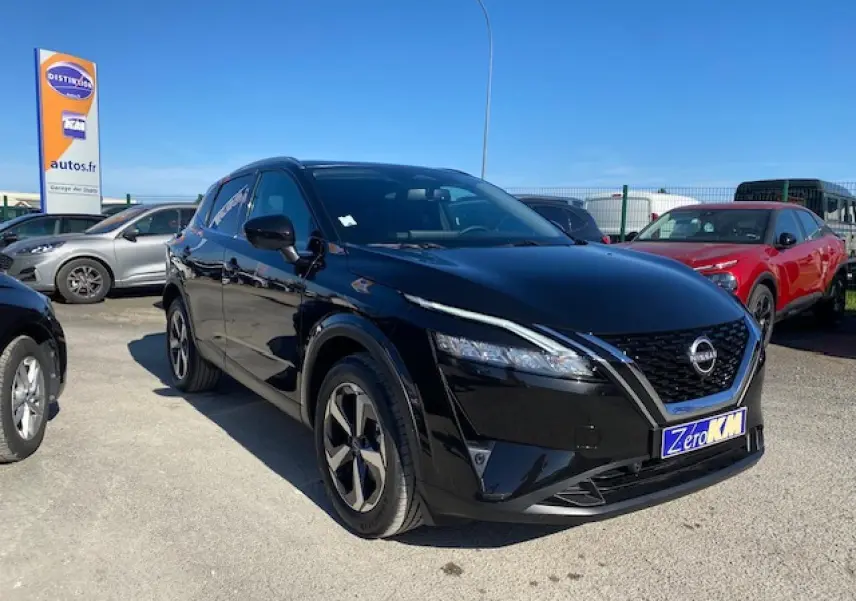 Nissan Qashqai noir 2023 en 3/4 avant droit, avec calandre chromée et jantes alliage distinctives.