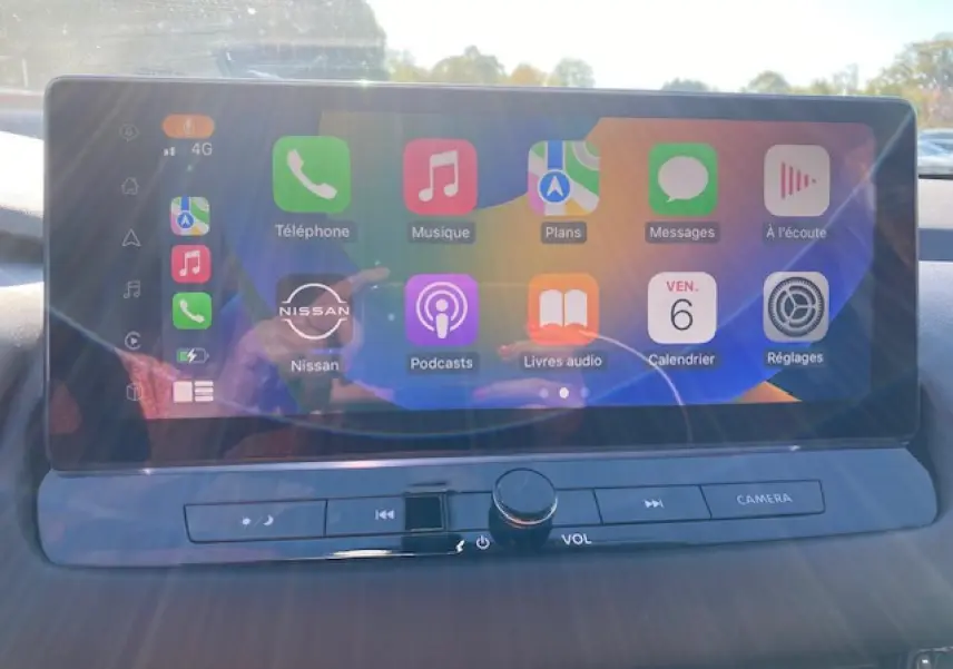 Écran tactile central du Nissan Qashqai 2023 affichant les applications multimédias avec commandes physiques en dessous.
