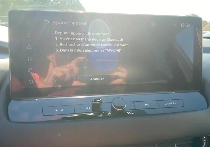 Écran tactile central du Nissan Qashqai 2023 N-Connecta montrant le menu Bluetooth avec commandes physiques en dessous.