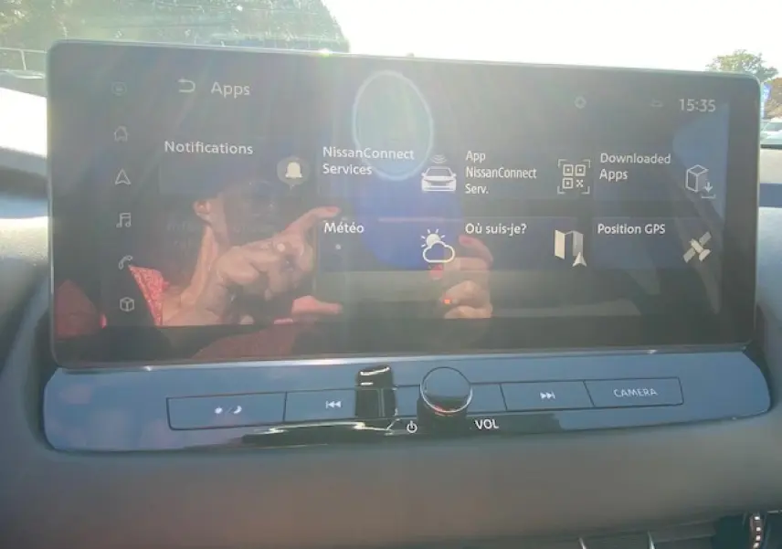 Écran tactile central du Nissan Qashqai 2023 N-Connecta avec interface NissanConnect et commandes audio intégrées.