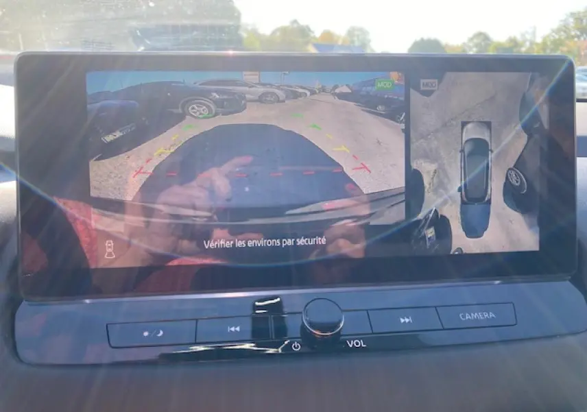 Écran intérieur du Nissan Qashqai 2023 affichant la caméra de recul et la vue 360° en stationnement.